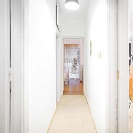 The White House Apartment Piraeus Bagian luar foto