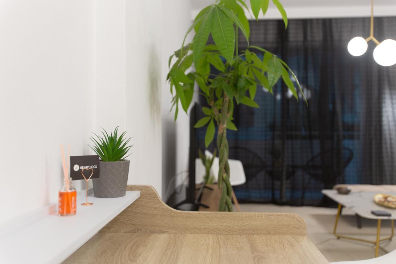 The White House Apartment Piraeus Bagian luar foto
