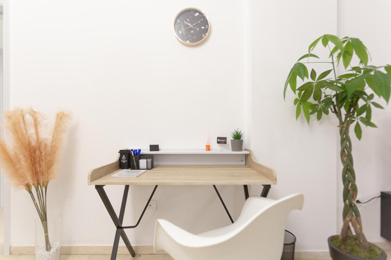 The White House Apartment Piraeus Bagian luar foto