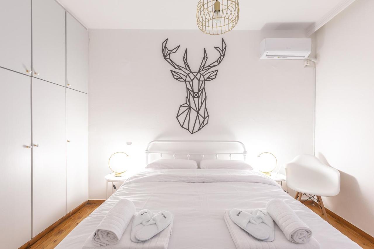 The White House Apartment Piraeus Bagian luar foto