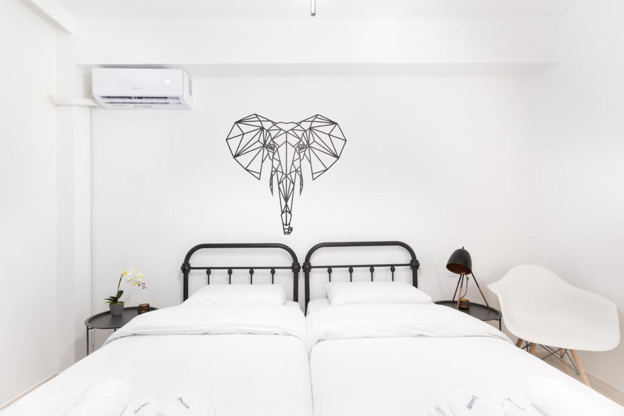 The White House Apartment Piraeus Bagian luar foto