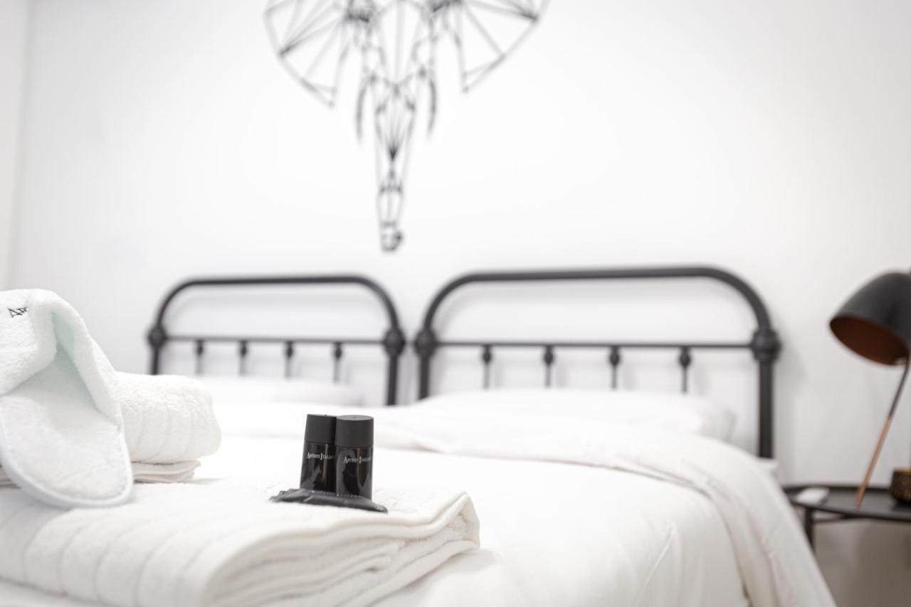 The White House Apartment Piraeus Bagian luar foto