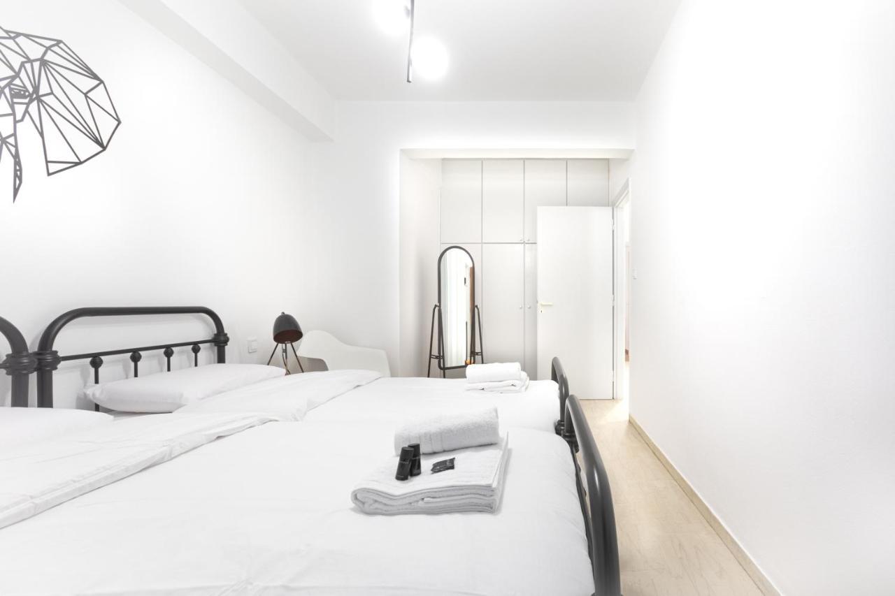 The White House Apartment Piraeus Bagian luar foto