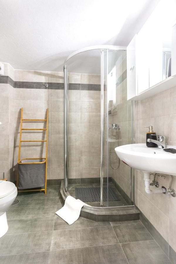 The White House Apartment Piraeus Bagian luar foto