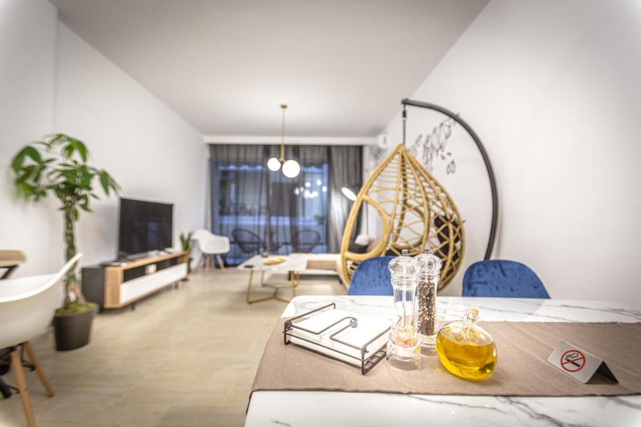 The White House Apartment Piraeus Bagian luar foto
