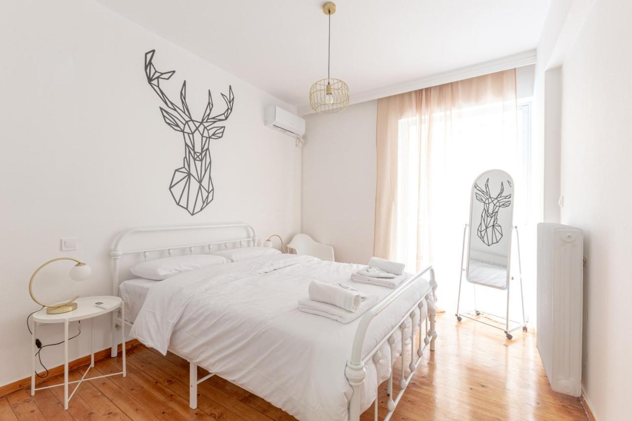 The White House Apartment Piraeus Bagian luar foto