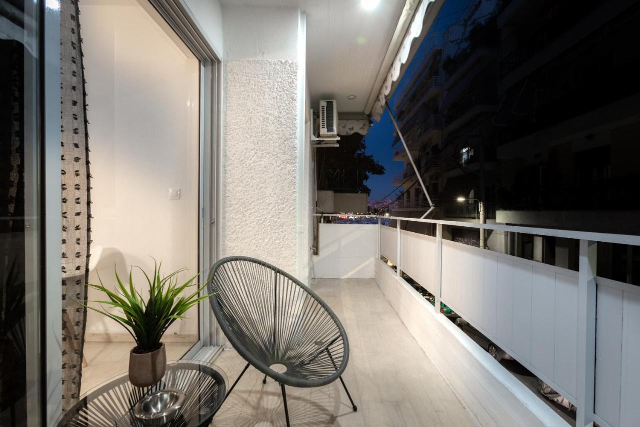 The White House Apartment Piraeus Bagian luar foto