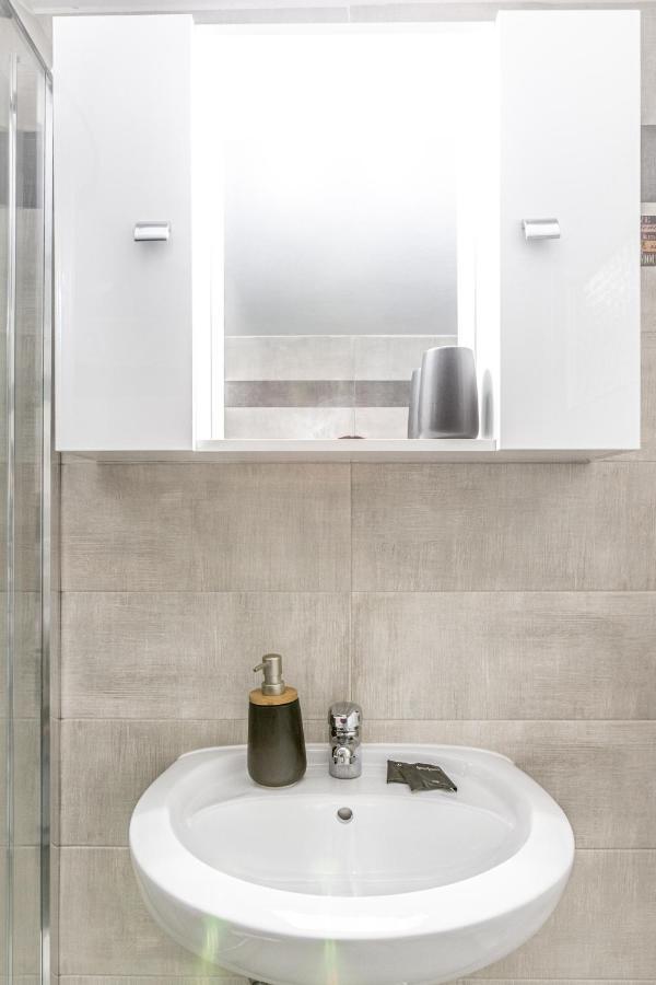 The White House Apartment Piraeus Bagian luar foto