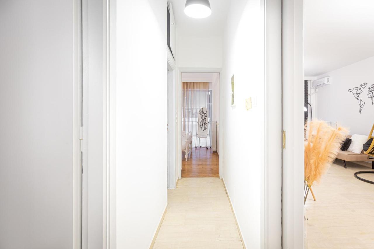 The White House Apartment Piraeus Bagian luar foto