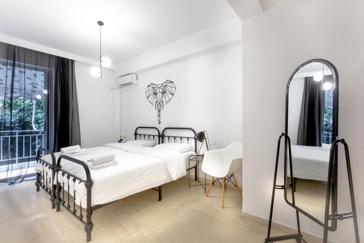 The White House Apartment Piraeus Bagian luar foto